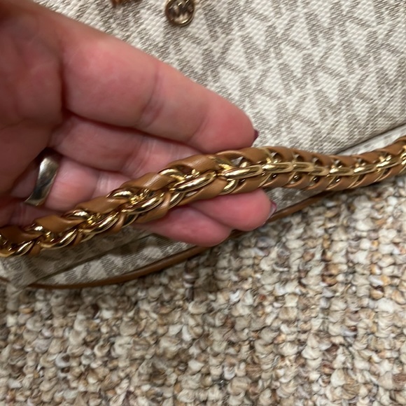 MICHAEL KORS Fanny Pack. Excellent condition, no stains or wear and tear. - Picture 8 of 8